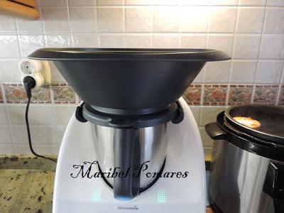 Salmón con patatas y salsa de champiñon con queso.