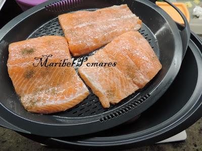 Salmón con patatas y salsa de champiñon con queso.