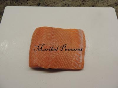 Salmón con patatas y salsa de champiñon con queso.