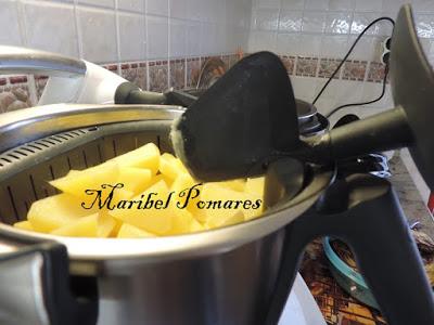 Salmón con patatas y salsa de champiñon con queso.