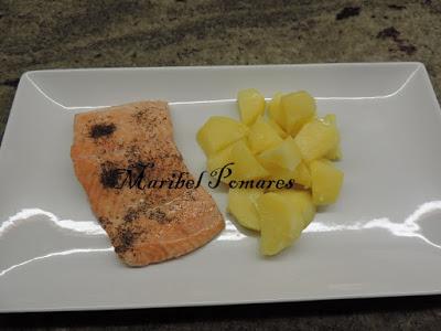 Salmón con patatas y salsa de champiñon con queso.