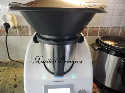 Salmón con patatas y salsa de champiñon con queso.