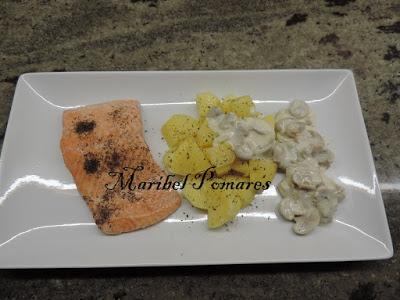 Salmón con patatas y salsa de champiñon con queso.