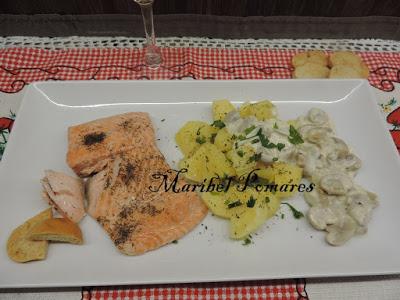 Salmón con patatas y salsa de champiñon con queso.