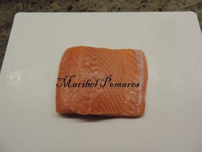 Salmón con patatas y salsa de champiñon con queso.