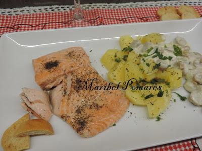 Salmón con patatas y salsa de champiñon con queso.