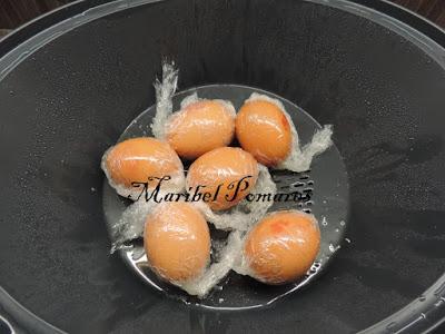 Salmón con patatas y salsa de champiñon con queso.