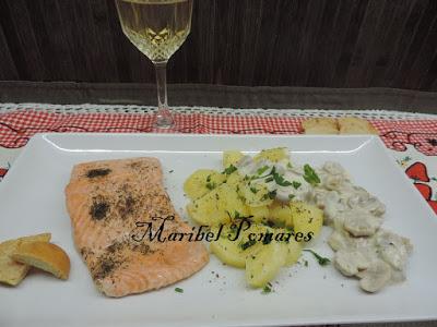 Salmón con patatas y salsa de champiñon con queso.