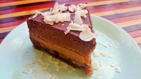 Tarta vegana de chocolate con dulce de leche vegano, nueces y dulce de mango