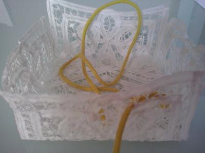 ♥ ♥ ♥ CESTA HECHA CON TAPETITOS DE HILO