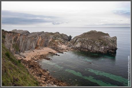 Costa Quebrada: Playa de Somocuevas (Cantabria)