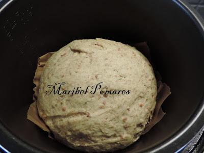 Pan integral con bebida de soja, bacon y romero.