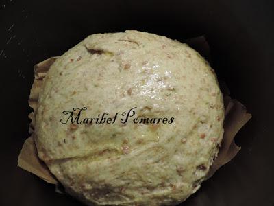 Pan integral con bebida de soja, bacon y romero.