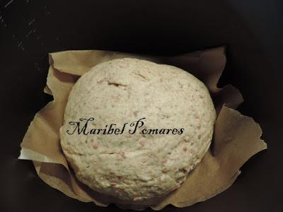 Pan integral con bebida de soja, bacon y romero.