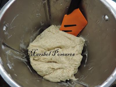 Pan integral con bebida de soja, bacon y romero.