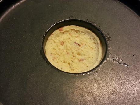 Pan integral con bebida de soja, bacon y romero.