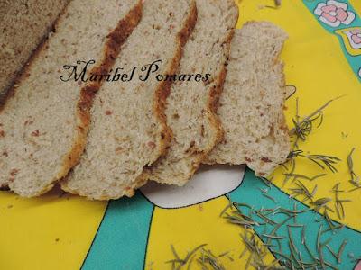 Pan integral con bebida de soja, bacon y romero.