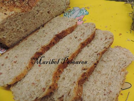 Pan integral con bebida de soja, bacon y romero.