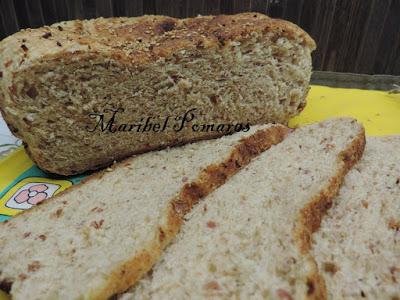 Pan integral con bebida de soja, bacon y romero.