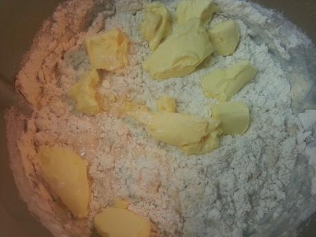 Pan integral con bebida de soja, bacon y romero.