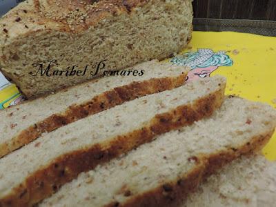 Pan integral con bebida de soja, bacon y romero.