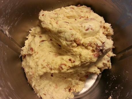 Pan integral con bebida de soja, bacon y romero.