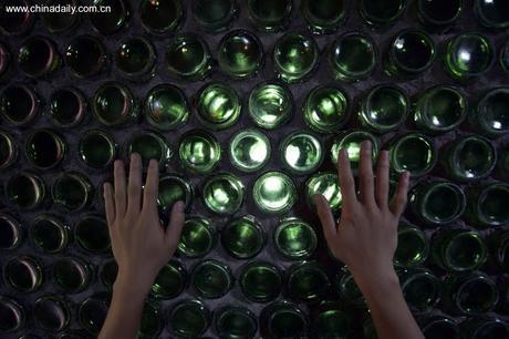 Casa ecológica hecha de botellas de cerveza en China.