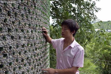 Casa ecológica hecha de botellas de cerveza en China.