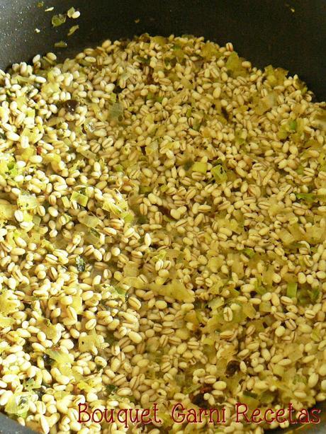 Guiso verde de cebada y garbanzos