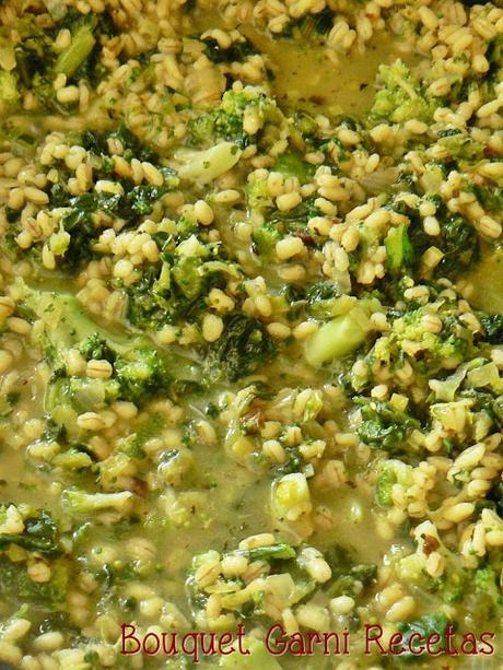 Guiso verde de cebada y garbanzos