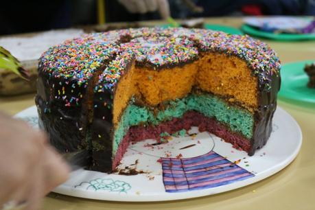 Torta de cumpleaños tricolor con cobertura de chocolate