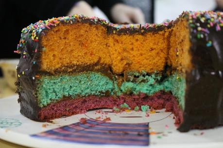 Torta de cumpleaños tricolor con cobertura de chocolate