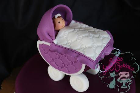 TARTA BAUTIZO LILA CON COCHECITO PARA AIDA