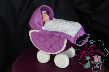 TARTA BAUTIZO LILA CON COCHECITO PARA AIDA