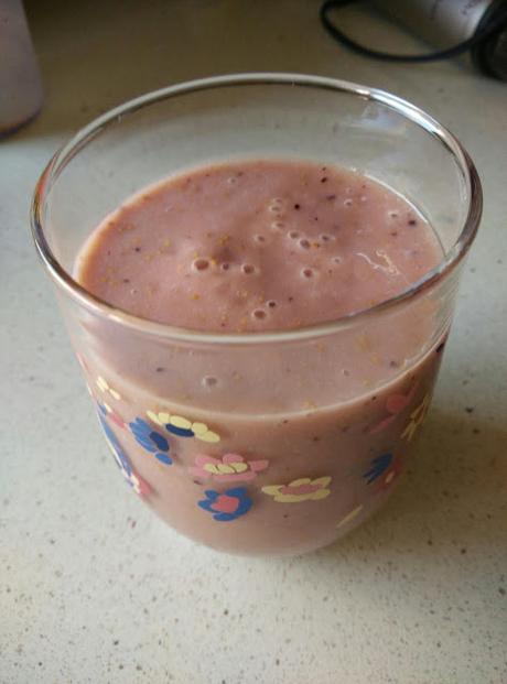 NUTRAFOODS Y SMOOTHIE CON AGUA DE COCO, FRUTOS ROJOS Y PLÁTANO.