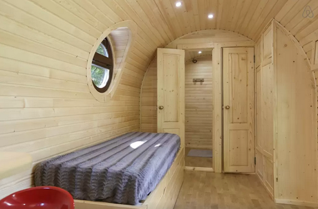 Cabaña de madera cilíndrica en Francia.