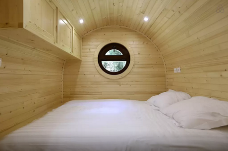 Cabaña de madera cilíndrica en Francia.