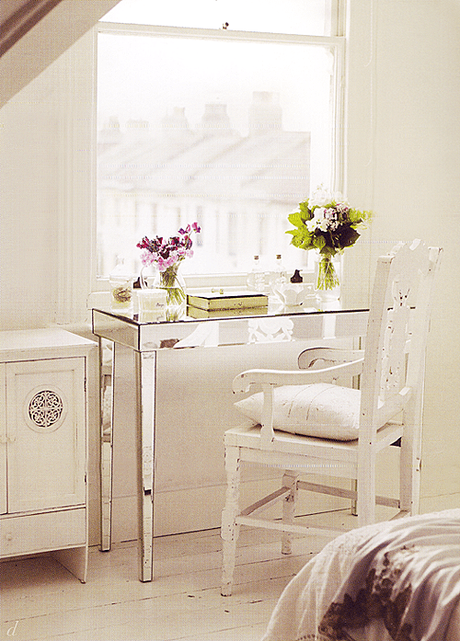 decoración en blanco consola espejo