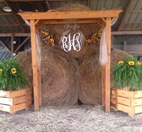 Da un toque rústico a tu boda con balas de paja Via:Pinterest