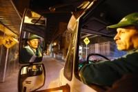 Un recolector de basura colombiano recicla libros para los niños desfavorecidos