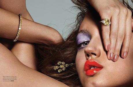 Lindsey Wixson luce joyería en 10 Magazine