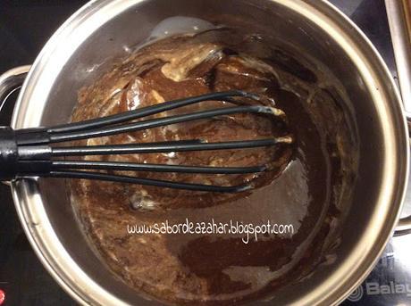 Tarta de galletas con lacasitos, kit kat y m&m's Tarta de galletas con lacasitos, kit kat y m&m's