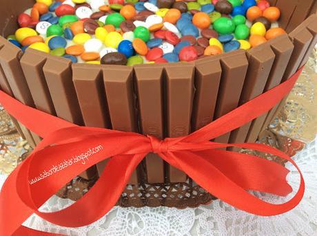 Tarta de galletas con lacasitos, kit kat y m&m's Tarta de galletas con lacasitos, kit kat y m&m's