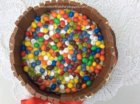 Tarta de galletas con lacasitos, kit kat y m&m's Tarta de galletas con lacasitos, kit kat y m&m's