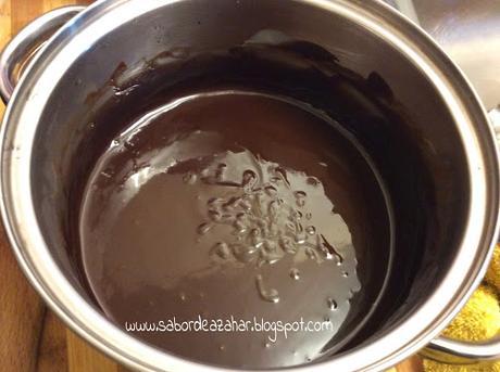 Tarta de galletas con lacasitos, kit kat y m&m's Tarta de galletas con lacasitos, kit kat y m&m's