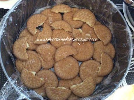 Tarta de galletas con lacasitos, kit kat y m&m's Tarta de galletas con lacasitos, kit kat y m&m's