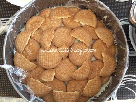 Tarta de galletas con lacasitos, kit kat y m&m's Tarta de galletas con lacasitos, kit kat y m&m's