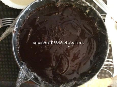 Tarta de galletas con lacasitos, kit kat y m&m's Tarta de galletas con lacasitos, kit kat y m&m's