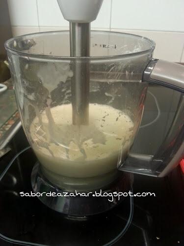 Tarta de galletas con lacasitos, kit kat y m&m's Tarta de galletas con lacasitos, kit kat y m&m's