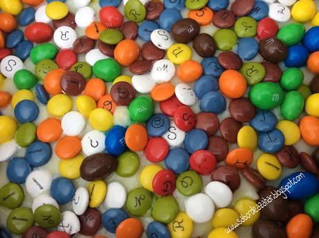 Tarta de galletas con lacasitos, kit kat y m&m's